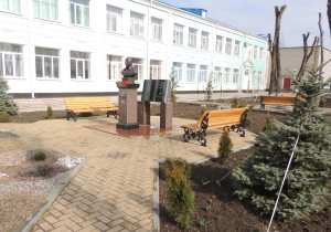 Памятник Е.А. Котенко у Лицея №4