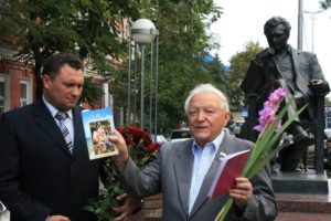  EA Kotenko and the head of the Yeisk district, ME Necitailo, near the monument to S.F. Bondarchuk on the 90th anniversary of the great director. September 2010